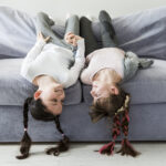 Duyu bütünleme sonrası regüle olmuş ve kanepede sosyal etkileşim kuran huzurlu çocuklar.