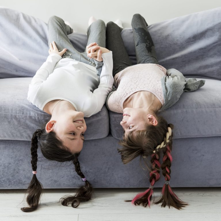 Duyu bütünleme sonrası regüle olmuş ve kanepede sosyal etkileşim kuran huzurlu çocuklar.
